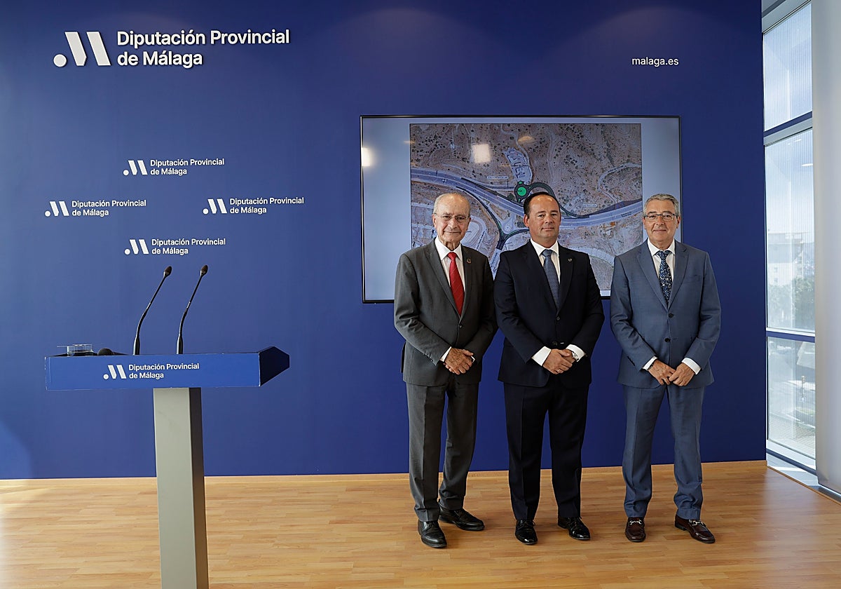 Salado, De la Torre y el autor del proyecto, Carlos Atienza (Andaluza de Modelado e Ingeniería, AMEI), este jueves en la Diputación.