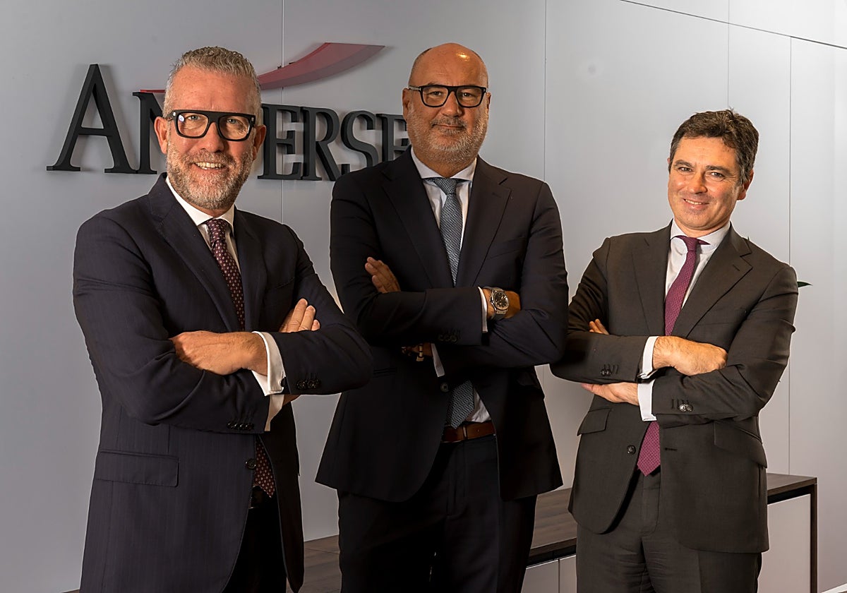 José Vicente Morote, socio director de Andersen Iberia; Emilio Martínez, fundador de MTA Legal, y José Miguel Soriano, socio y director de la oficina de Málaga.