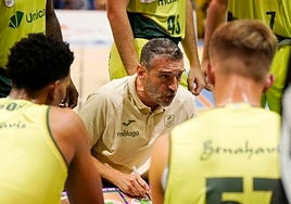 Ibon Navarro se dirige a sus jugadores en un tiempo muerto.