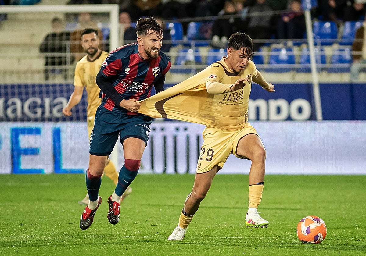 Izan Merino se lleva un agarrón en la visita liguera en abril.