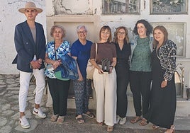 El alcalde de Alfarnate y la consejera vasca de Justicia y Derechos Humanos, con los familiares.