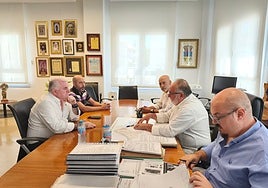 Reunión entre responsables de la Diputación y del Gobierno local sobre el nuevo parque de bomberos.