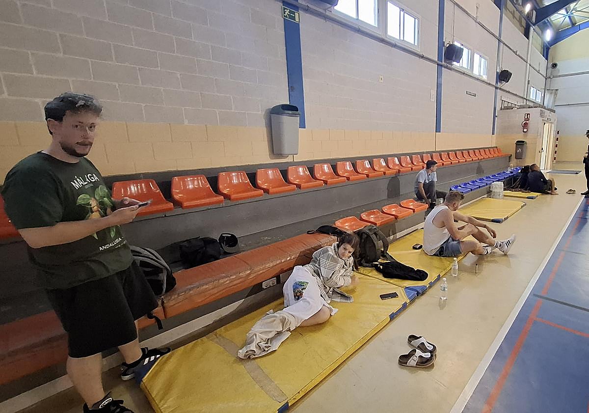 Imagen principal - Arriba, vecinos delaojados en el polideportivo (foto José Rodríguez Cámara). Abajo, tareas de refresco (foto Salvador Salas) y llamas en la estación de Torremuelle de madrugada (foto @iampedriito12).