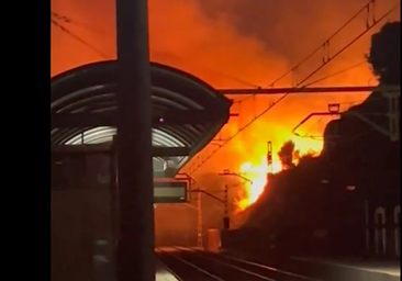 Estabilizado el incendio de Benalmádena y restablecida la circulación de trenes tras el desalojo de 200 vecinos