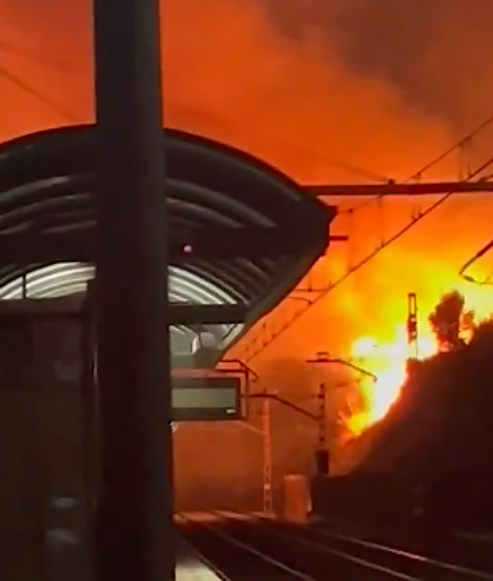 Imagen secundaria 2 - Arriba, vecinos delaojados en el polideportivo (foto José Rodríguez Cámara). Abajo, tareas de refresco (foto Salvador Salas) y llamas en la estación de Torremuelle de madrugada (foto @iampedriito12).