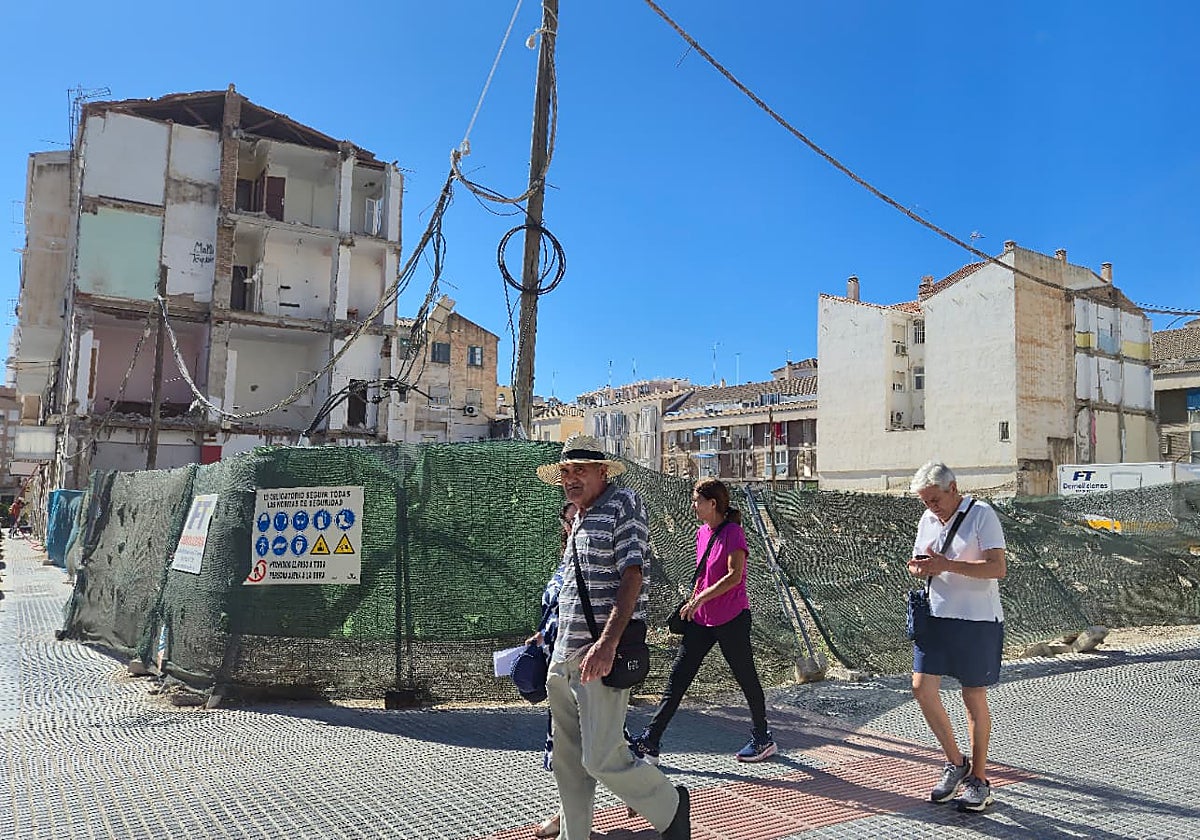 Solar y edificios que serán derribados a partir de este viernes.