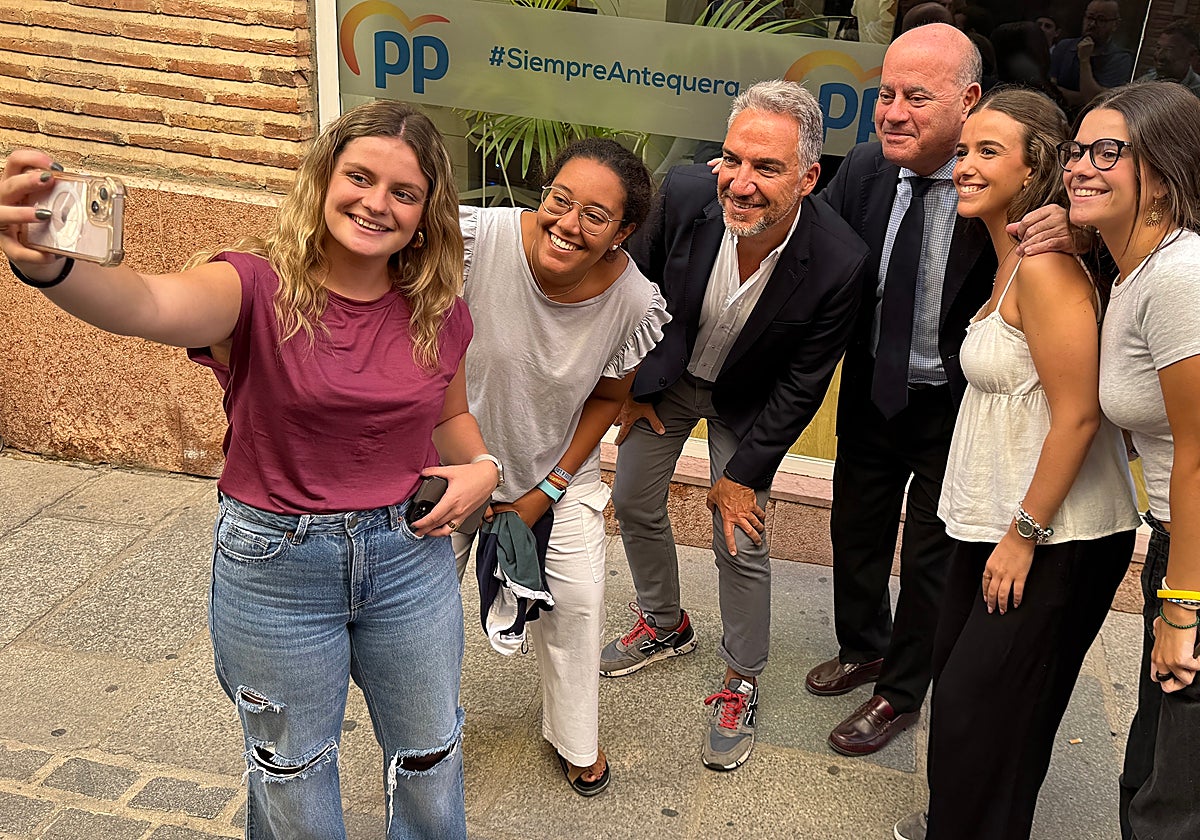 Bendodo y Barón con unas simpatizantes en la puerta de la sede del PP comarcal de Antequera