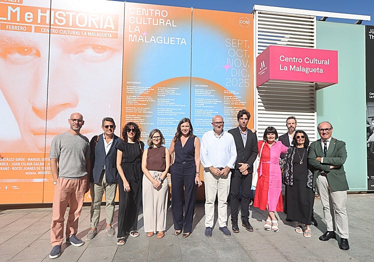 Antonio Javier López, director de La Térmica y La Malagueta, y el diputado de Cultura con organizadores de los ciclos.