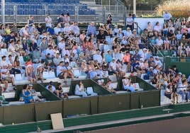 Público en la pista Manolo Santana de Puente Romano, este jueves.