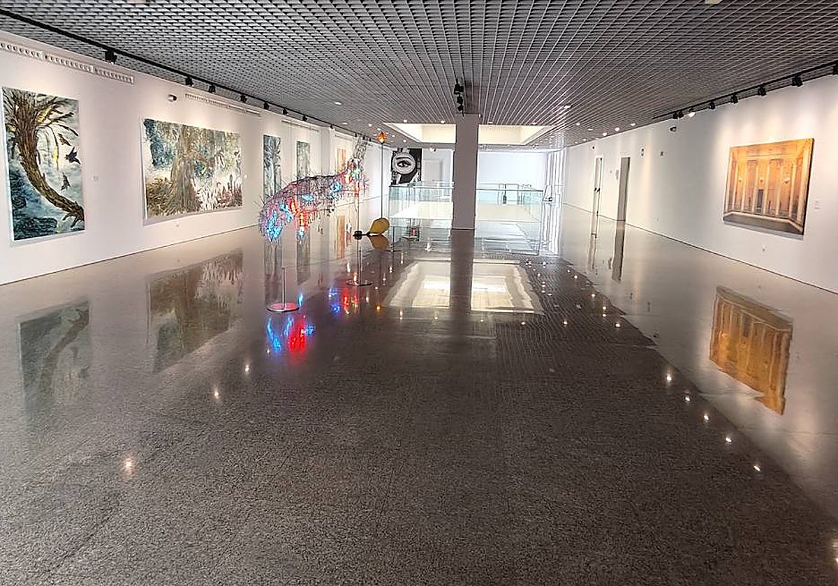 Acceso a las salas de exposiciones del Museo Ruso, con poco público en la actualidad.