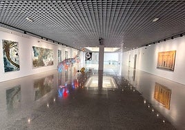 Acceso a las salas de exposiciones del Museo Ruso, con poco público en la actualidad.