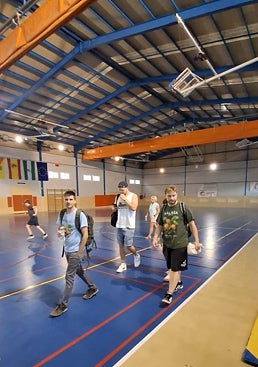 Imagen - Sebastian, junto al grupo de turistas de Alemania a los que sorprendió el fuego.