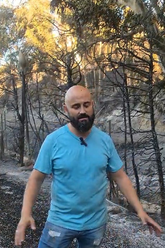 Raúl Oslé, en las zonas comunes de la urbanización Pueblo Doña Pepa.