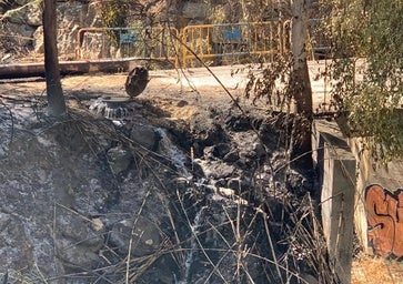 El incendio de Benalmádena daña una tubería de saneamiento y origina un vertido de aguas fecales al litoral