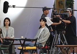 Park Seo-Joon (centro) y Won Ji-An (derecha),  durante el rodaje de la serie en Málaga.