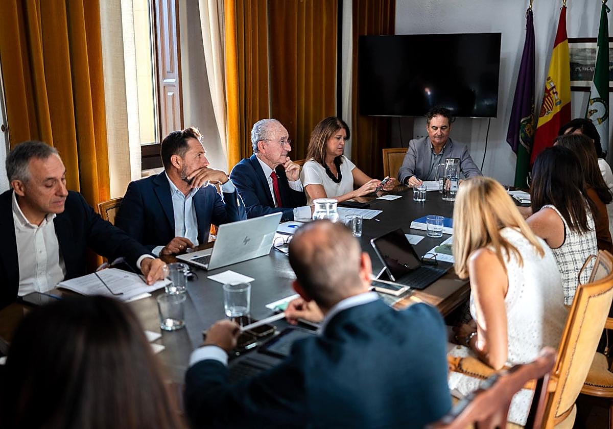 Reunión de los equipos del Ayuntamiento y de la Junta sobre Los Asperones, este viernes.