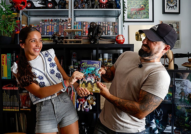 Petter Okka, con su sobrina Claudia, protagonista del libro 'Los Cazajuguetes'.