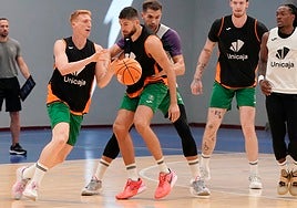 Alberto Díaz aprovecha un bloqueo de Tillie.