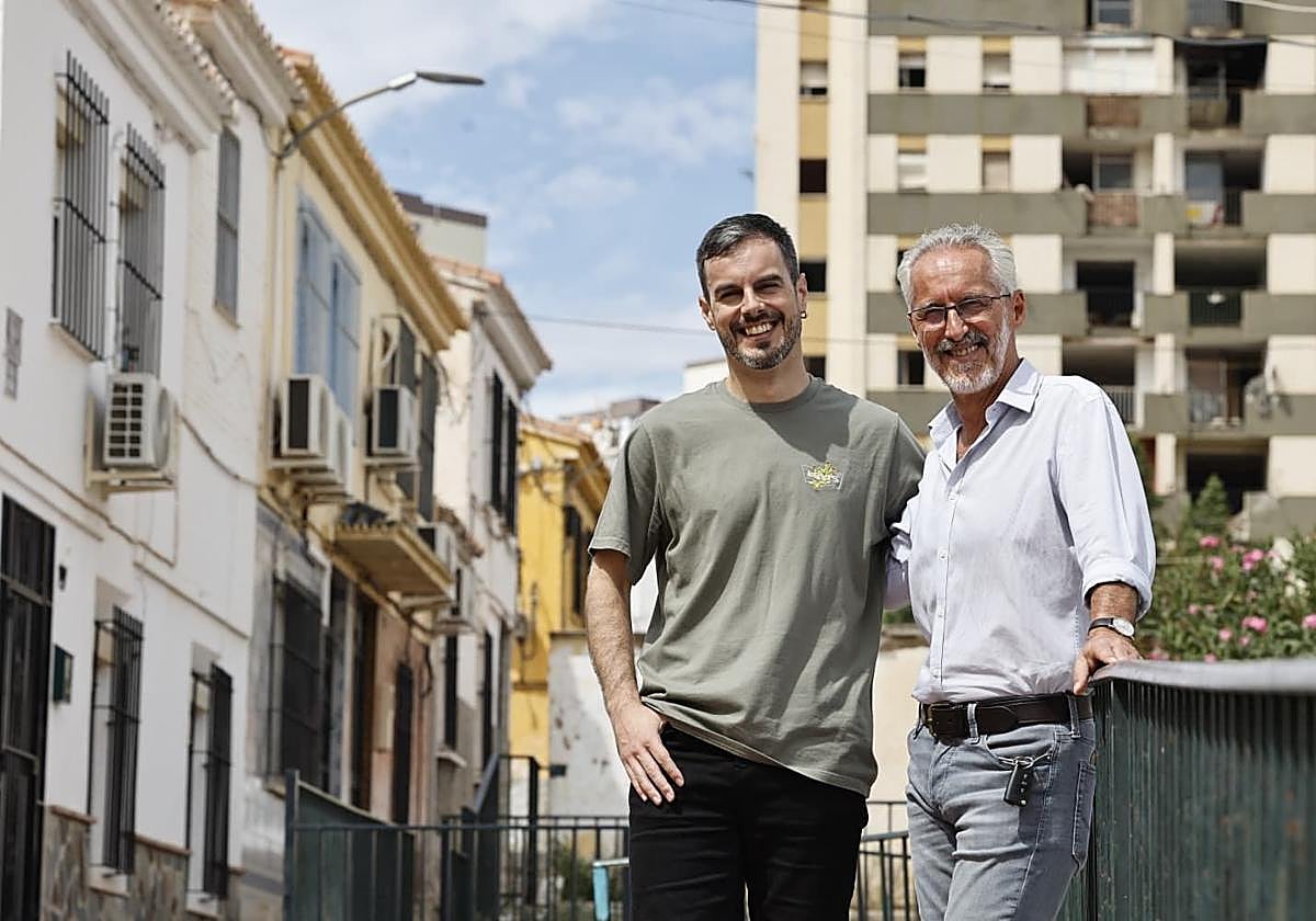 Sergio Barce y Pablo Barce, padre e hijo, escritor y cineasta, respectivamente, a las puertas de la biblioteca de Palma-Palmilla, donde se proyectó 'Moro', un corto basado en la vida de su familia.