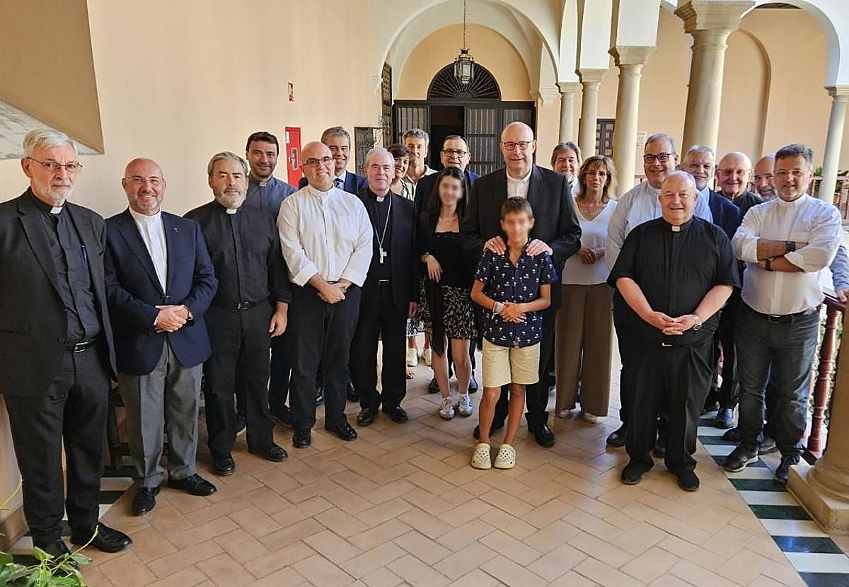 Imagen principal - José Antonio Satué protagoniza su primer acto interno como nuevo obispo de Málaga