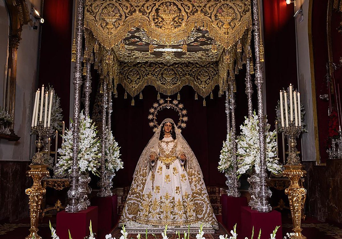 La Virgen del Rocío, en su besamanos por el 10.º aniversario de su coronación canónica.
