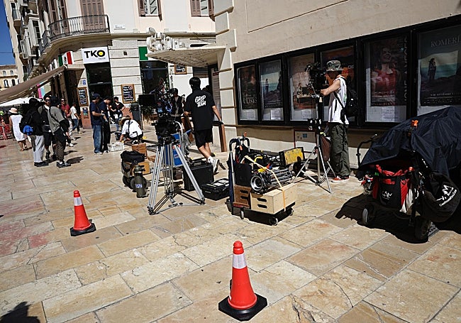 El equipo de la serie, tomando posiciones ante el cine Albéniz, durante el rodaje de una escena.
