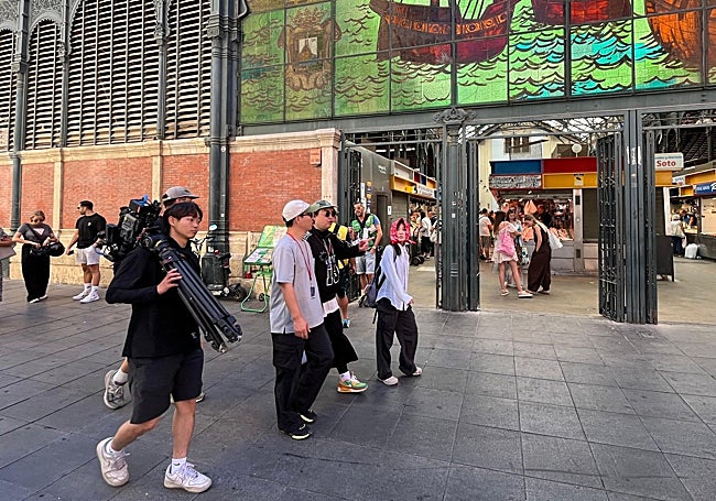 El equipo de grabación de la serie coreana, camino de la Plaza de Camas para el rodaje de escenas de la serie.