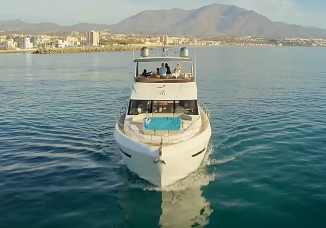 El paseo en yate de lujo por la costa malagueña no falta en las vacaciones de los ingleses protagonistas.