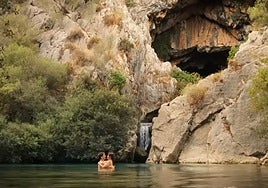 La imagen paradisiaca de la cueva de Benaoján no pasa desapercibida en la miniserie 'La novia'.