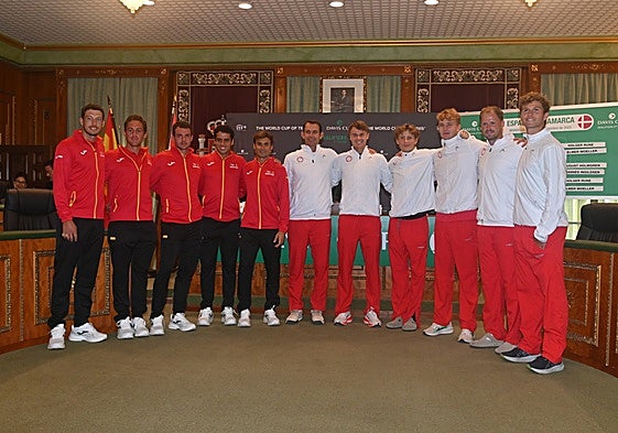 Carreño, Carballés, Pedro Martínez, Munar, Ferrer, Nielsen, Rune, Moller, Ingildsen, Sigsgaard y Holmgren, ayer en el Ayuntamiento de Marbella.