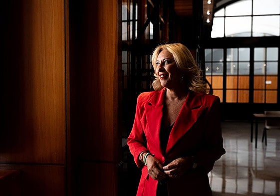 Carolina España, en la biblioteca del Parlamento de Andalucía.