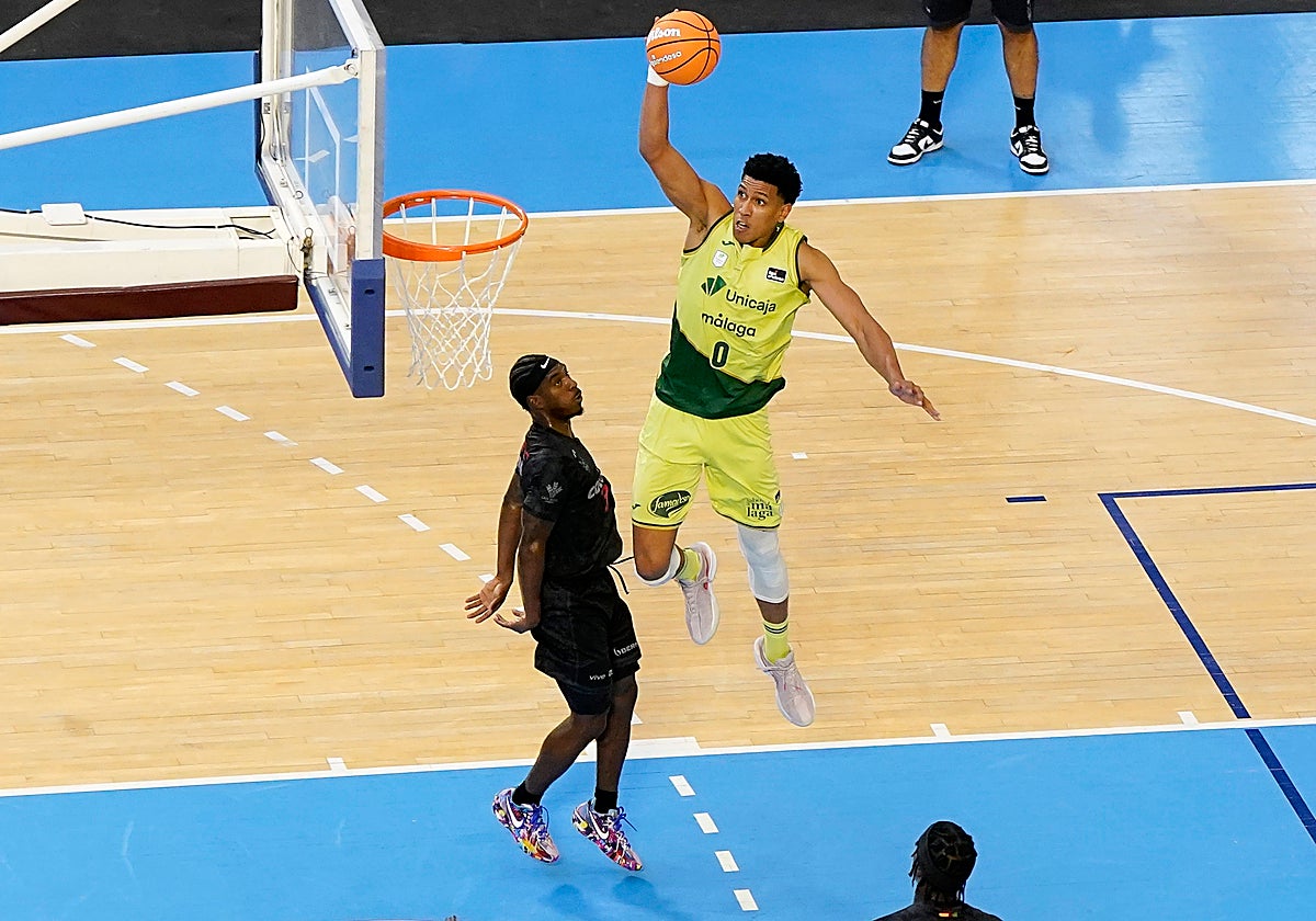 Tyson Pérez se dispone a machacar en una acción del partido.