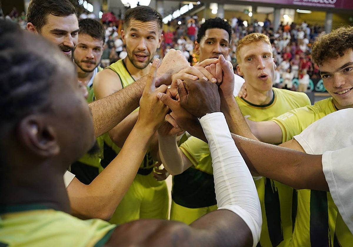 Los jugadores del Unicaja celebran la victoria en la Copa de Andalucía.