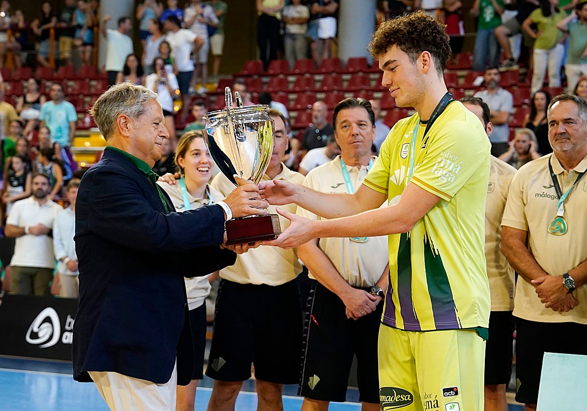 Imagen principal - El Unicaja impone su calidad para ganar al Covirán Granada en la Copa de Andalucía