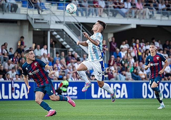 Chupete se lleva el balón en carrera ante Julio Alonso.