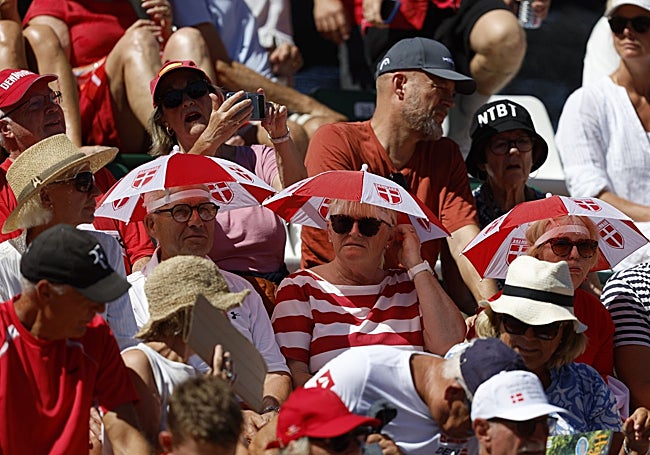 Los daneses se protegieron del sol con originales artilugios.