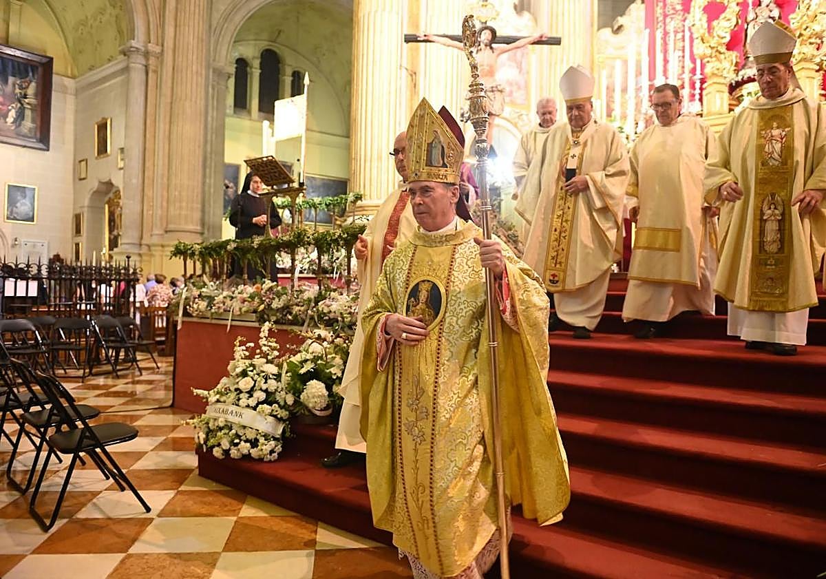 Imagen principal - Monseñor Catalá, en su 'misa de despedida' como obispo. Ricardo Buzo. San Carlos Acutis en retrato del malagueño Raúl Berzosa.