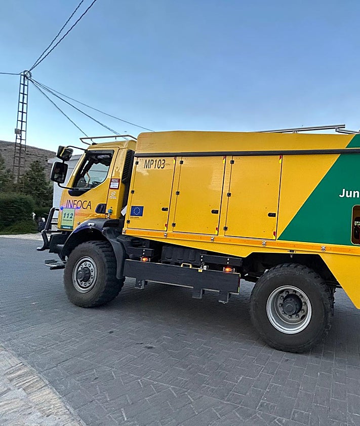 Imagen secundaria 2 - Tres imágenes del incendio en Alcaucín y los medios del Infoca desplazados.