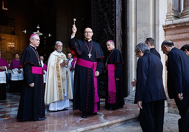 José Antonio Satué rocía agua bendita en el momento de llegar a la puerta de la Catedral.