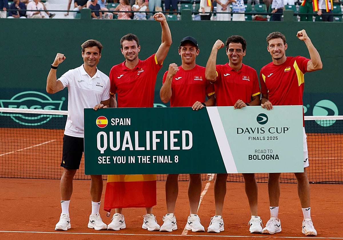 David Ferrer, Pedro Martinez, Roberto Carballés, Jaume Munar y Pablo Carreño celebran el pase a la Final a 8 de Bolonia al vencer a Dinamarca en Marbella.
