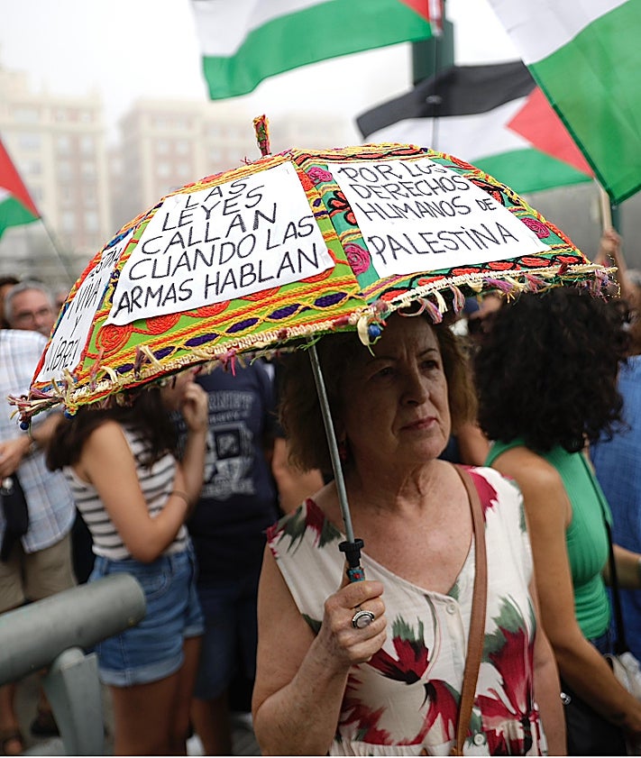 Imagen secundaria 2 - «No es una guerra, es un genocidio»: más de dos mil personas en Málaga claman contra la masacre en Gaza
