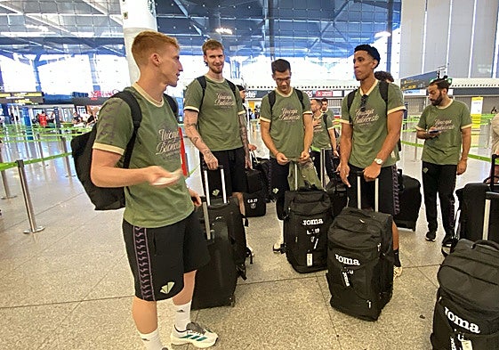 La plantilla del Unicaja, este domingo en el Aeropuerto antes de partir hacia Singapur,con una escala en Estambul.