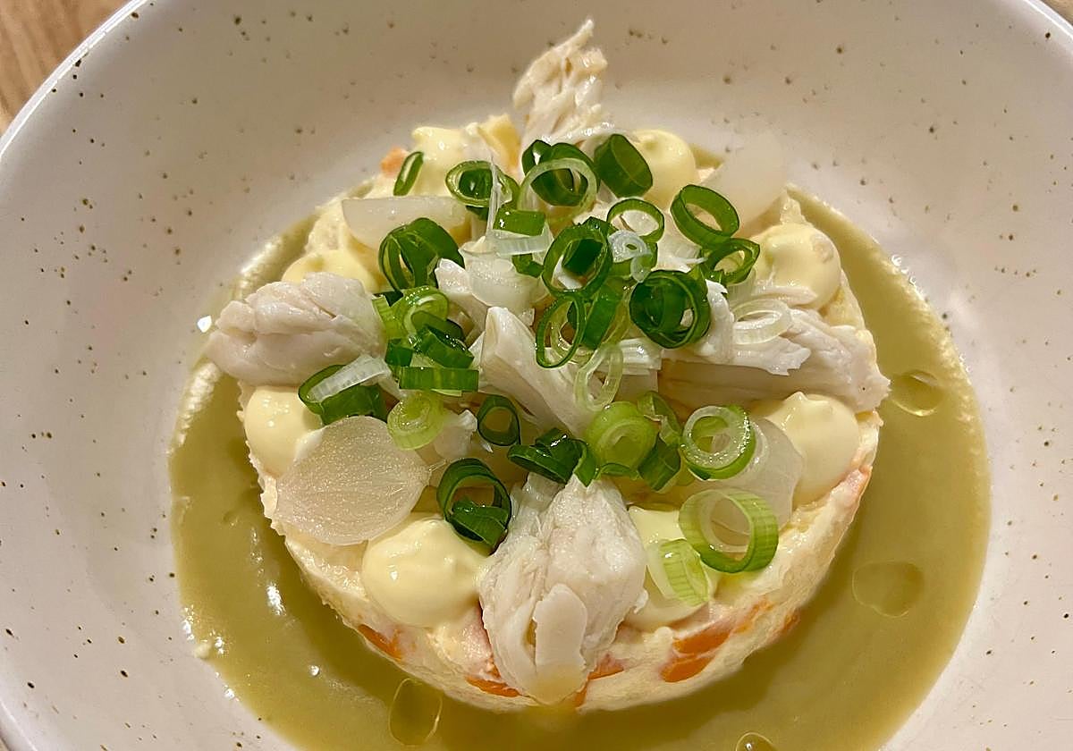 Papas aliñás y cangrejo azul de las nieves.