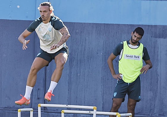 Recio, en una serie de multisaltos en un entreno ante la mirada de Galilea, al que desbancó.