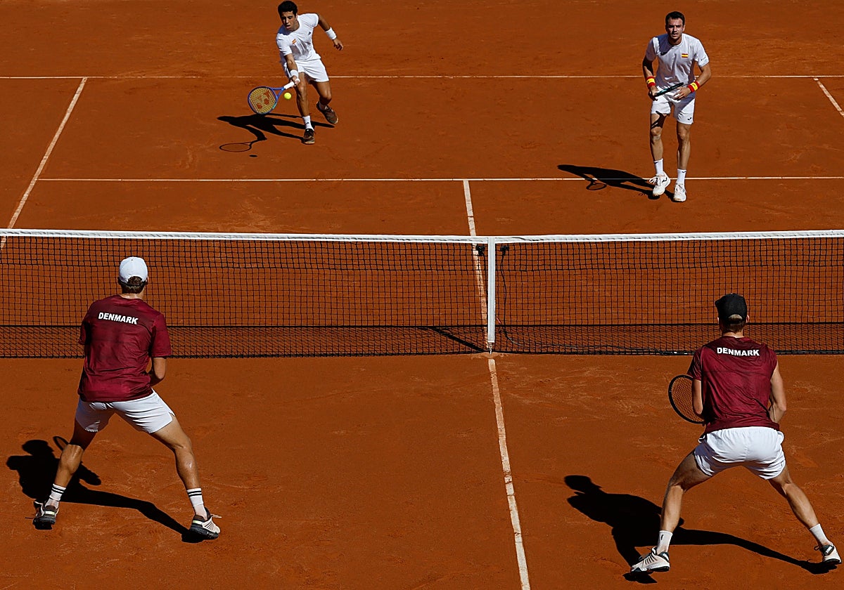 Uno de los puntos del partido de dobles, con los cuatro tenistas a media pista.