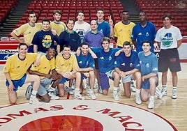 Plantilla del Mayoral Maristas en la pistas del Thomas and Mack de Las Vegas en el verano de 1990.