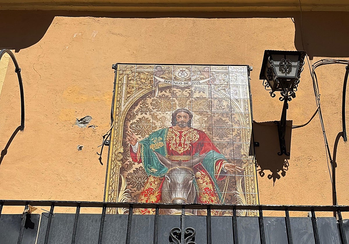 El retablo del Señor de la Pollinica sin uno de los faroles arrancado durante un fiesta.