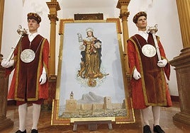 Pareja de maceros municipales ante el cuadro de Santa Eufemia que preside Santa María para la entrega de las distinciones municipales.
