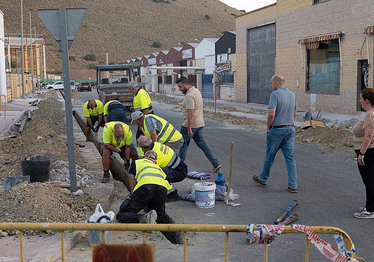 Operarios trabajan en la instalación de nuevas tuberías en el Polígono Industrial de Archidona.
