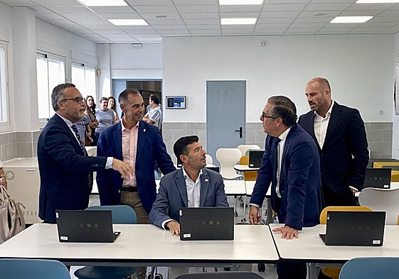 De izquierda a derecha, el viceconsejero de Desarrollo Educativo, Pablo Quesada, el alcalde de Benalmádena, Juan Antonio Lara, el director del IES Cerro del Viento, Juan Ruiz, el director territorial de Educación, Miguel Briones, y el director general de la Agencia Pública Andaluza de Educación, Manuel Cortés, en un aula de informática.